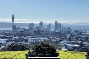 Auckland Highlight Fullday City Tour - Stop-by-stop: Mt Eden and Cornwall Park for skyline views
