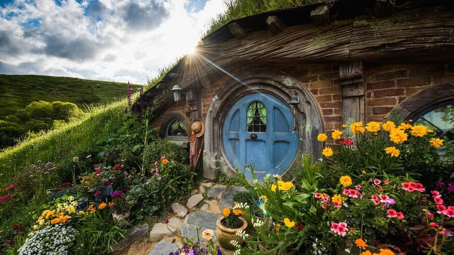 Auckland: Hobbiton, Rotorua and Wai-O-Tapu Day Tour - Hobbiton from Auckland: the Waikato drive sets the tone