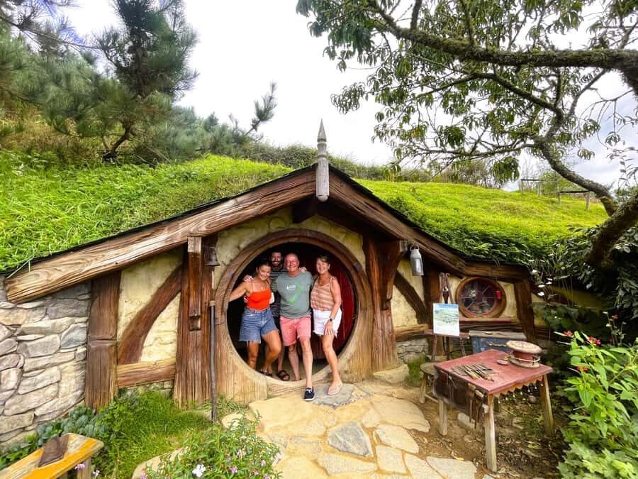 Auckland: Hobbiton, Rotorua and Wai-O-Tapu Day Tour - Arriving at Shire’s Rest: sheep, tickets, and that first “wait, is this real?” moment