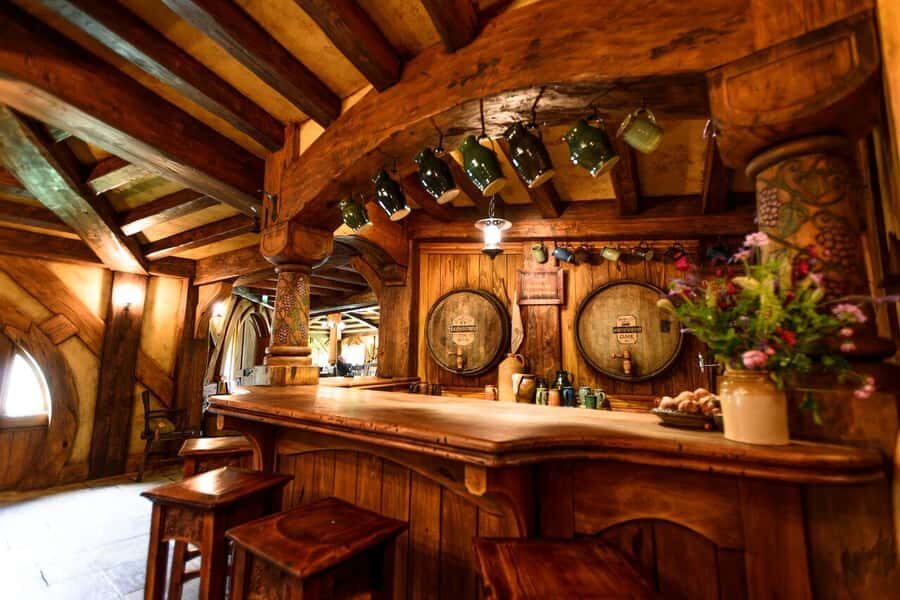 Auckland: Hobbiton & Waitomo Glow Worm Caves Private Tour - Mercedes Van Comfort, Real Pickup Help, and the Role of Your Guide