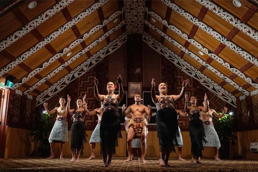Auckland: Waitomo Caves & Te Puia Rotorua w Picnic Lunch - What to bring: small choices that make the day easier