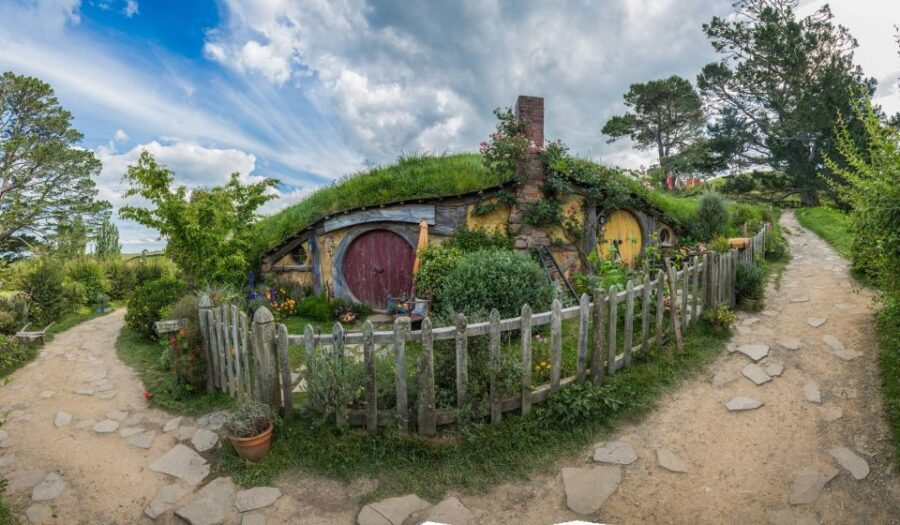 From Auckland: Hobbiton & Waitomo Caves Day Trip with Lunch - What to bring (and what not to do) for a smooth day