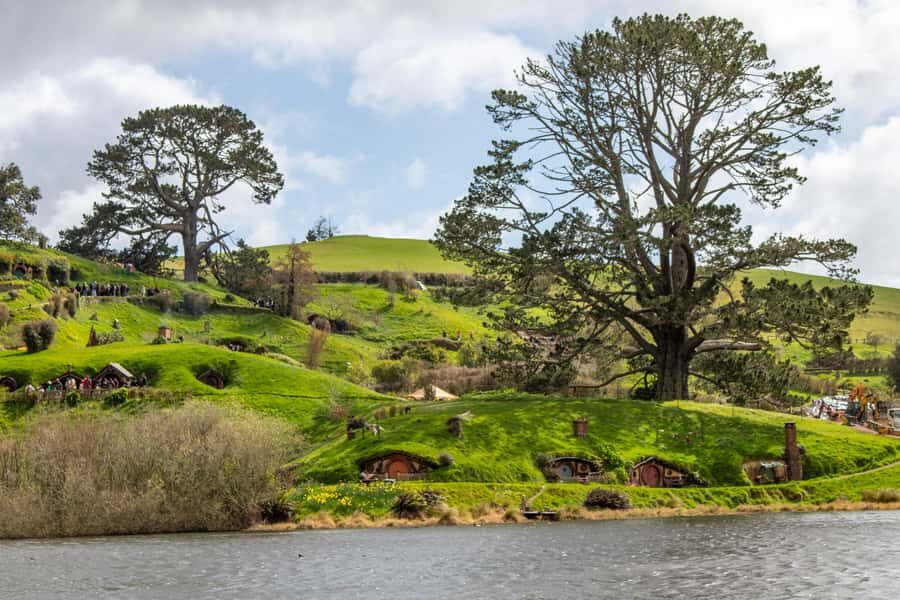From: Auckland: Rotorua via Hobbiton Tour One Way Tour - Auckland to Rotorua in One Day, With Hobbiton on the Way