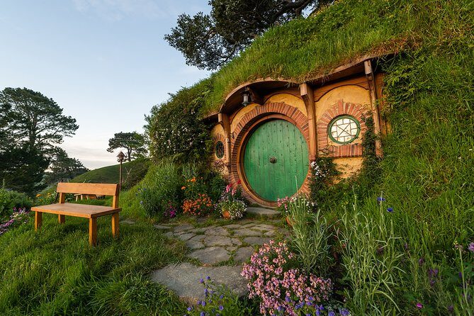 Hobbiton Movie Set Banquet Experience Private Tour From Auckland - Auckland to Waikato: hills, coffee breaks, and real New Zealand roads