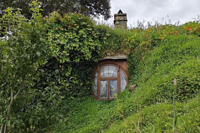 Hobbiton Movie Set Guided Day Tour with Lunch from Auckland - Set highlights you’ll want to plan for: Green Dragon Inn and hobbit holes