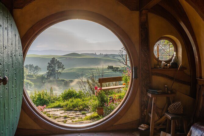 Hobbiton Movie Set Guided Day Tour with Lunch from Auckland - Group size, energy level, and how the 7–8 hours feels