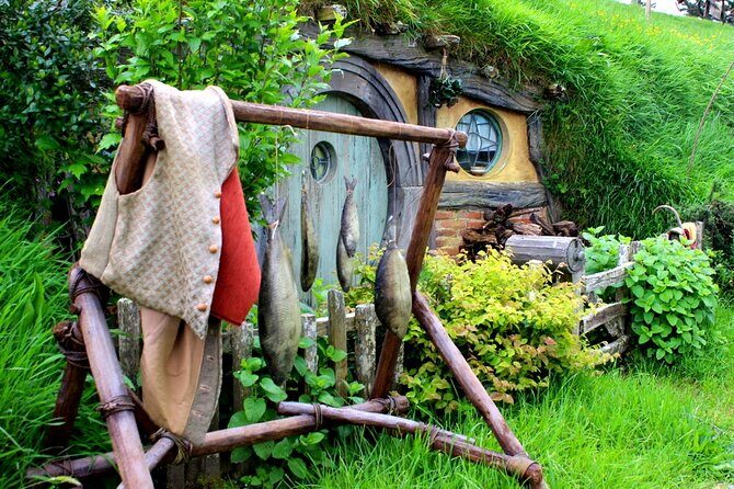 Private 3 Days Tour From Auckland: Hobbiton, Hamilton, Rotorua & Waitomo Caves - Waitomo Glowworm Caves: boat time under thousands of lights