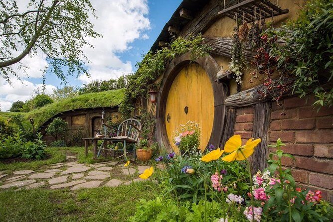 Private Luxury Tour to Hobbiton Movie Set & Waitimo Glowworm Cave - Hobbiton: Rolling Farm Details, Shire Stops, and a Complimentary Drink