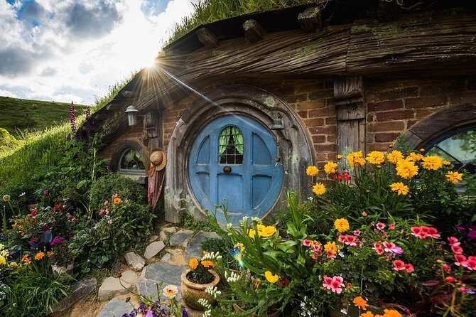 Waitomo Caves & Hobbiton Small Group Tour inc Lunch from Auckland - Otorohanga lunch stop: quick, local fuel between two big attractions